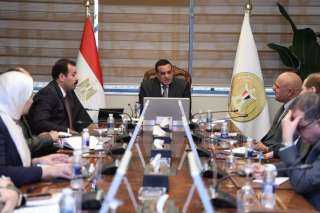 وزير التنمية المحلية يلتقي مع...