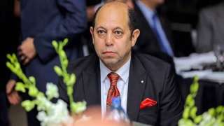 أحمد سليمان يعقد جلسة مع...
