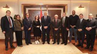 وزير الزراعة يبحث مع المجموعة...
