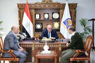 محافظ قنا يستقبل المواطنين بمكتبه...