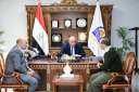 محافظ قنا يستقبل المواطنين بمكتبه...