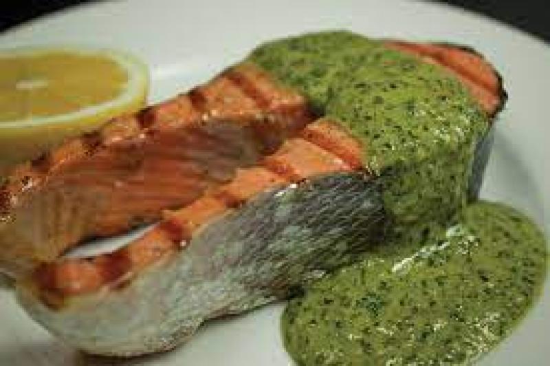 ”سلمون مشوي بصلصة البيستو”