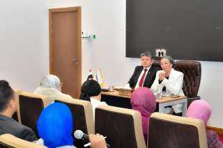وزيرة البيئة تلتقى بالعاملين بجهاز...