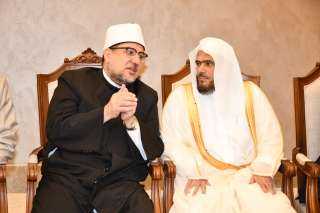إمام الحرم النبوي يؤم المصلين...