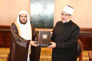 درع وزارة الأوقاف لإمام الحرم...