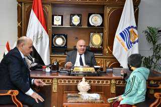 محافظ قنا يستقبل المواطنين بمكتبه...