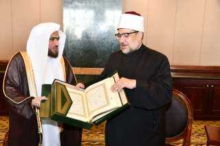 إمام الحرم النبوي الشريف يهدي...