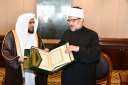 إمام الحرم النبوي الشريف يهدي...