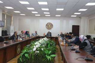 وزير العمل يستكمل مع الإدارات...