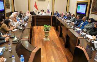 وزير الصحة يعقد اجتماعًا مع...