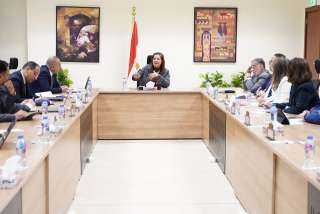وزيرة التخطيط  تبدأ مناقشة...