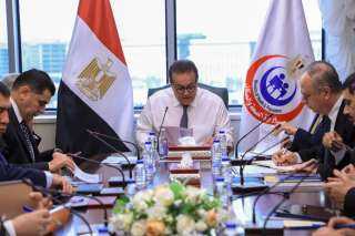 وزير الصحة يترأس اجتماع لجنة...