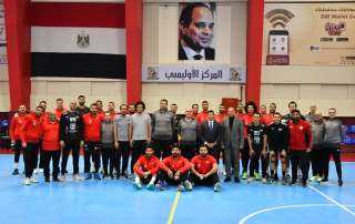 وزير الرياضة للاعبي المنتخب :...