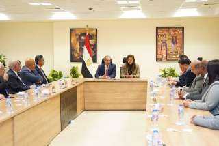 وزيرا التخطيط والاتصالات يشهدان توقيع...