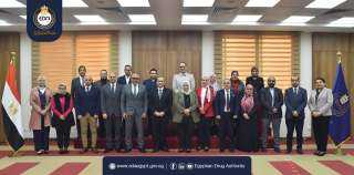 رئيس هيئة الدواء المصرية يكرم...