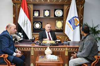 محافظ قنا يستقبل المواطنين بمكتبه...