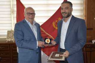 محافظ بورسعيد يكرم رئيس مركز...