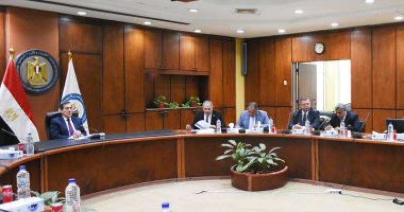 المهندس طارق الملا خلال الاجتماع