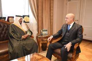 وزير الإسكان يلتقى الأمير خالد...