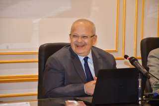 الخشت يتلقى تقريرا يرصد إنجازات...