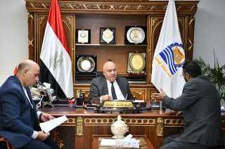 محافظ قنا يستقبل المواطنين بمكتبه...