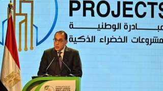 وزير قطاع الأعمال يقدم لرئيس...