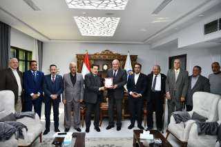 محافظ قنا يستقبل وفد الإتحاد...