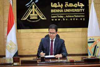 رئيس جامعة بنها يتلقى تقريرا...