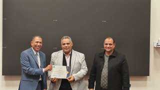 وزارة التنمية المحلية تكرم مدير...