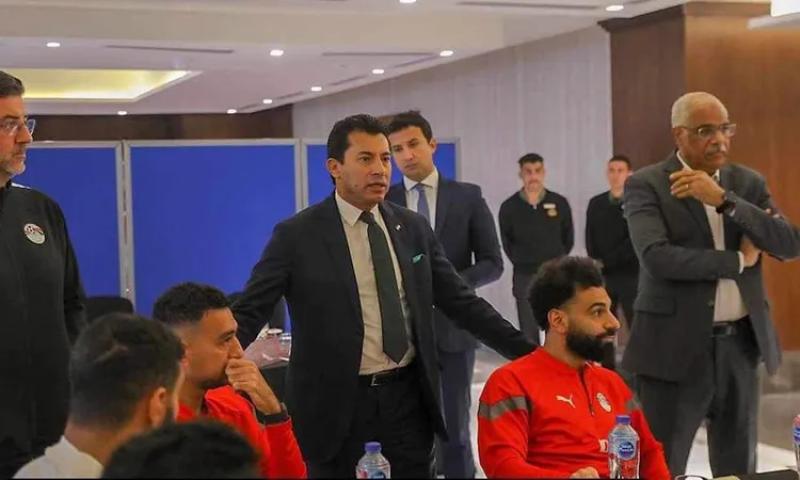 وزير الرياضة يزور معسكر المنتخب الوطني