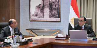 رئيس الوزراء يستعرض مع وزير...