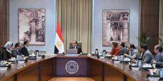 رئيس الوزراء يستعرض مع وزير...