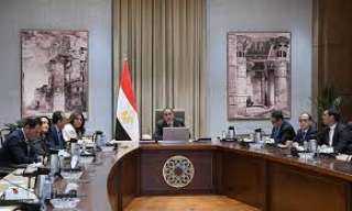 رئيس الوزراء يبحث مع مجموعة...