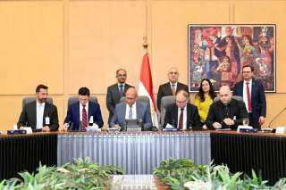 وزير الإسكان يشهد توقيع عدد...