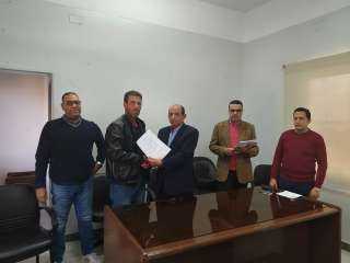 وزارة العمل : تسليم عقود...