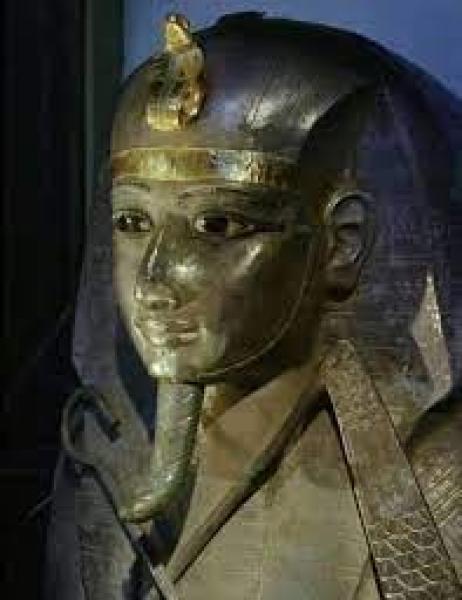 بسوسنس الأول بالملك الفضي