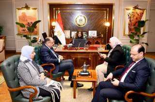 وزيرة الهجرة تعقد اجتماعا مع...