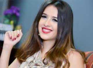 شاهد..ياسمين عبد العزيز تحتفل بعيد...