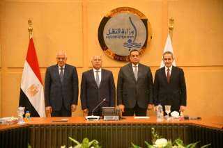 وزير النقل يوقع مع محافظي...
