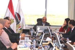 وزير قطاع الأعمال يستعرض الجدول...