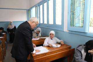 وزير التربية والتعليم يتفقد امتحانات...