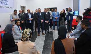 رئيس الوزراء يستمع لقصص نجاح...