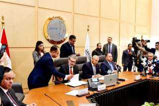وزير النقل يوقع مع ...