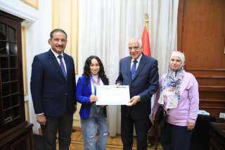 محافظ الجيزة يكرم الطالبة حنين...