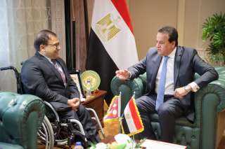 وزير الصحة يستقبل سفير دولة...