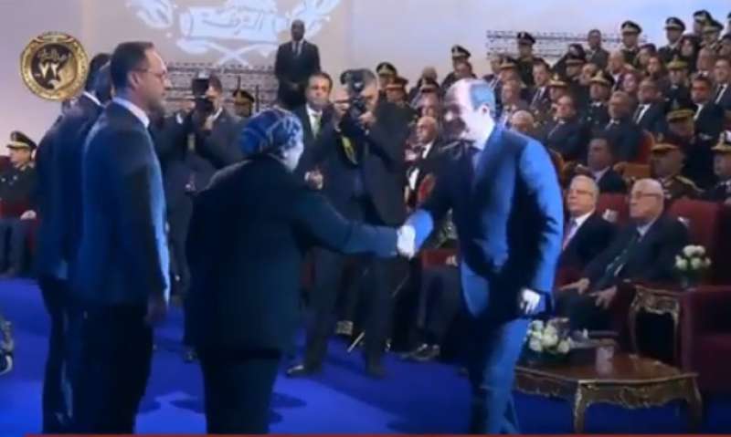 شاهد.. صورة تذكارية تجمع الرئيس السيسي وأبناء أبطال مواجهة العدوان الثلاثي على مصر خلال احتفالية عيد الشرطة