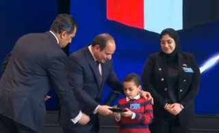 الرئيس السيسي يكرم أسماء عدد...