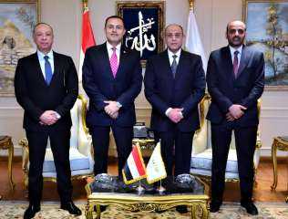 وزير الطيران المدنى يستقبل سفير...