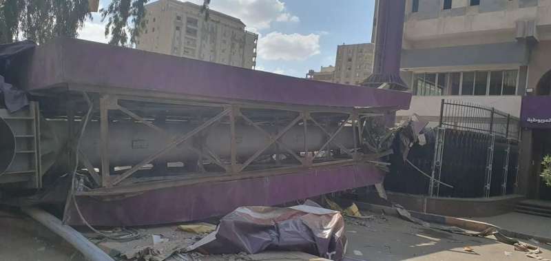 سقوط لوحة إعلانية تزن طنا على سيارة بالجيزة تؤدى لتدميرها