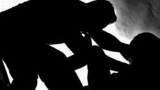 حبس المتهم باحتجاز زوجته والتعدي...